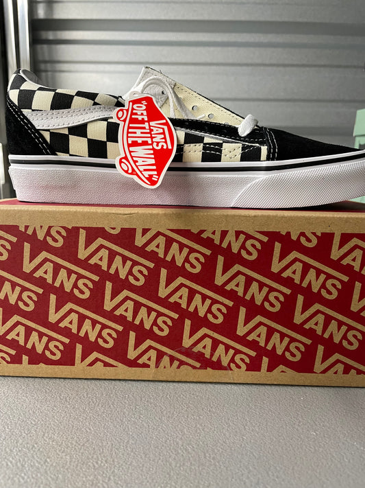 Vans Old Skool Sneakers- (W) 6.5- (M) 5